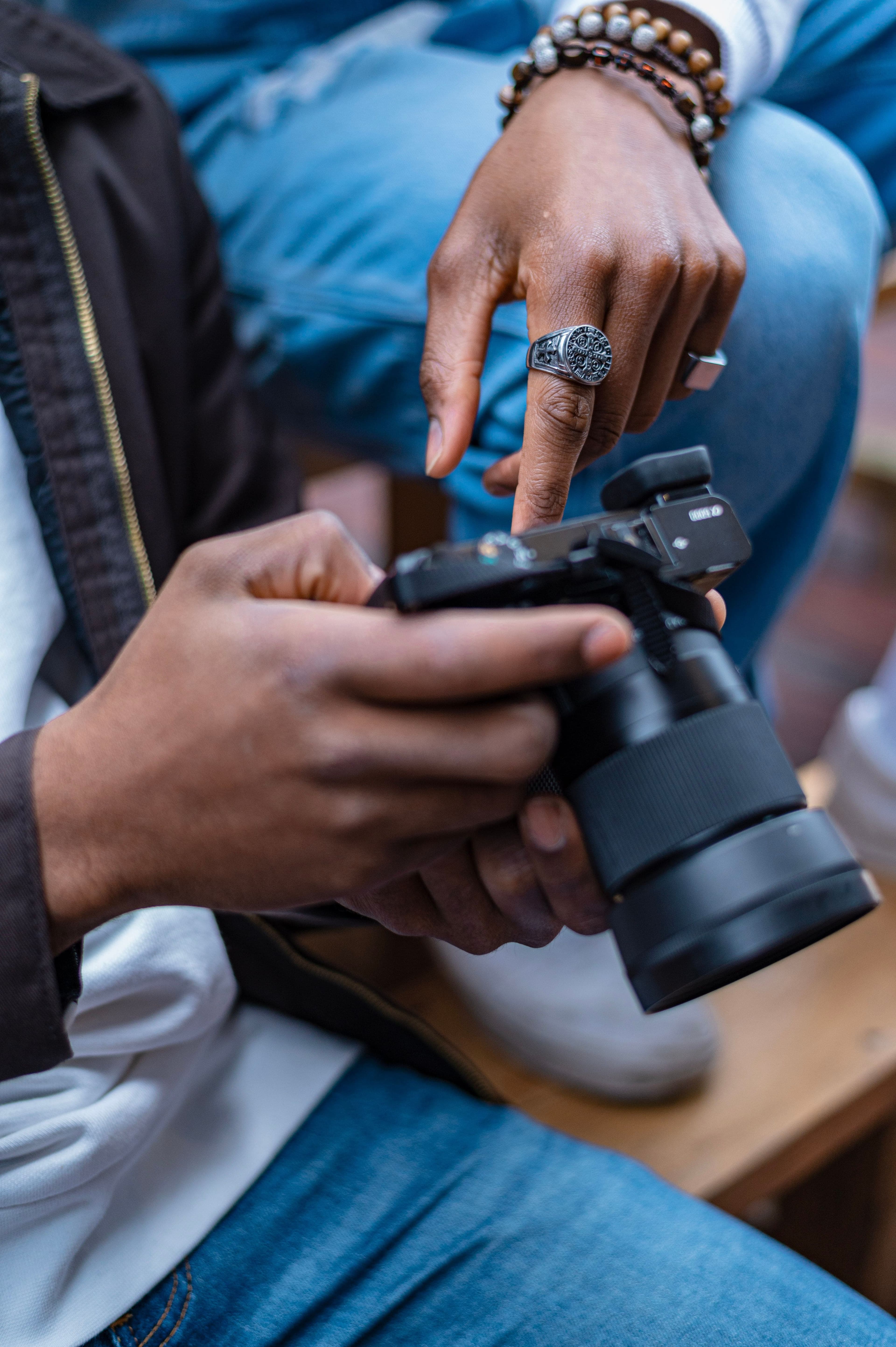 Two people examining a digital camera during the Listwa Latè-a Residency